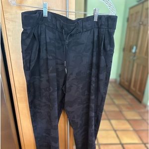 Luluemon crop pants, camo size 12